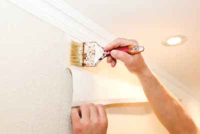Pose de papier peint au Fête — revêtements muraux et toiles de verre